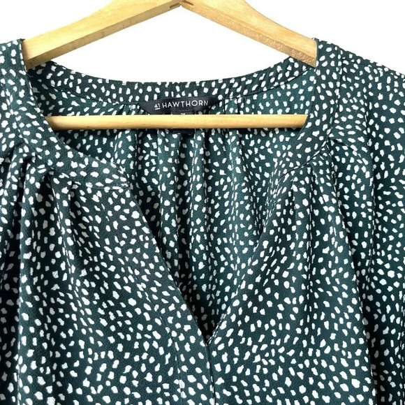 41 HAWTHORN Top Plus 2X Dark Green Dotted V-neck Chiffon Short Sleeve Blouse - Picture 4 of 4